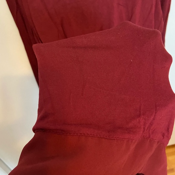 EUC burgundy sweater, light fabric, back and sleeves in a jersey fabric. - Picture 4 of 8
